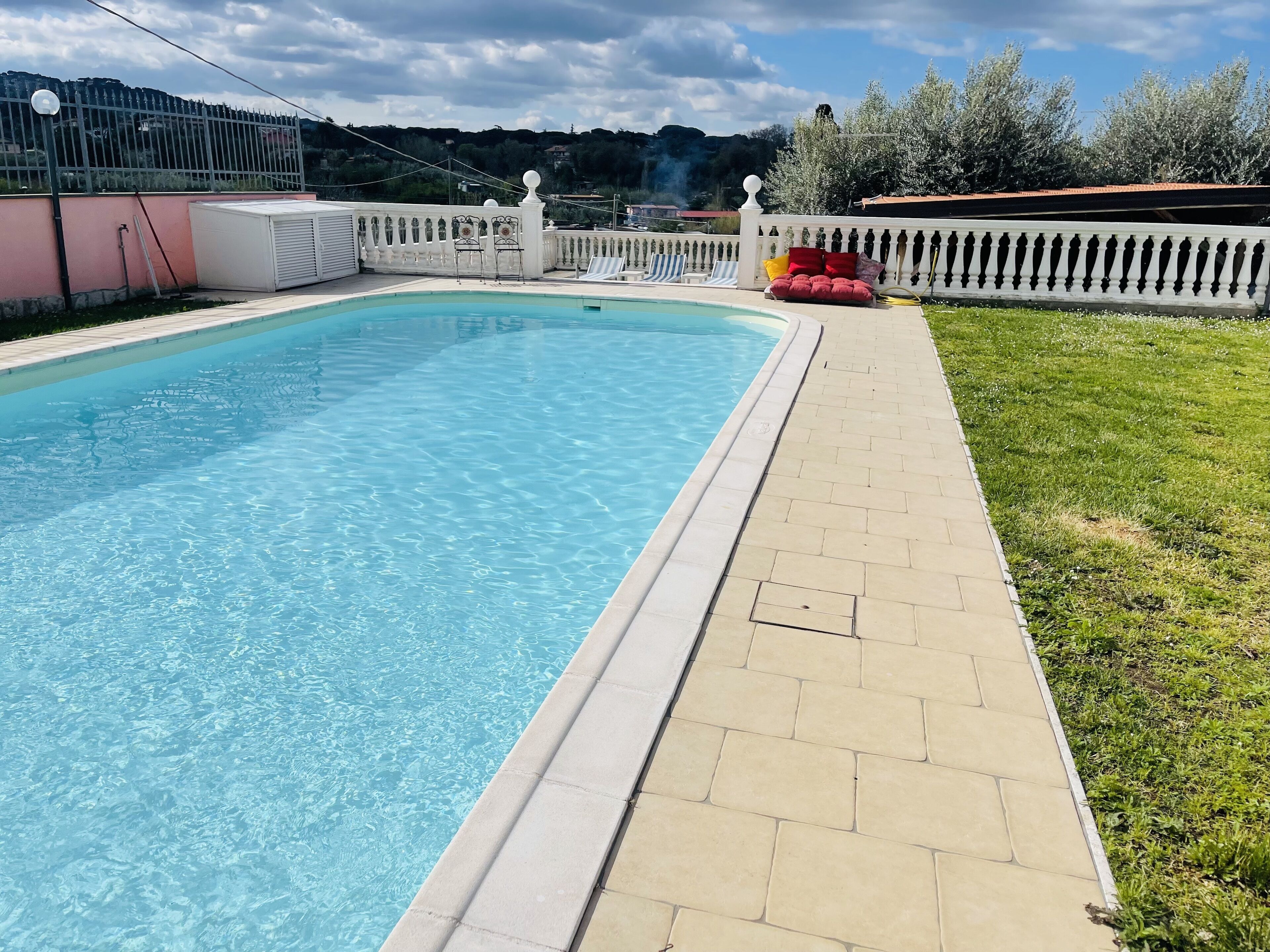 Una piscina cubierta, una piscina al aire libre