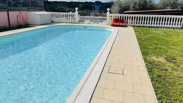 Una piscina cubierta, una piscina al aire libre
