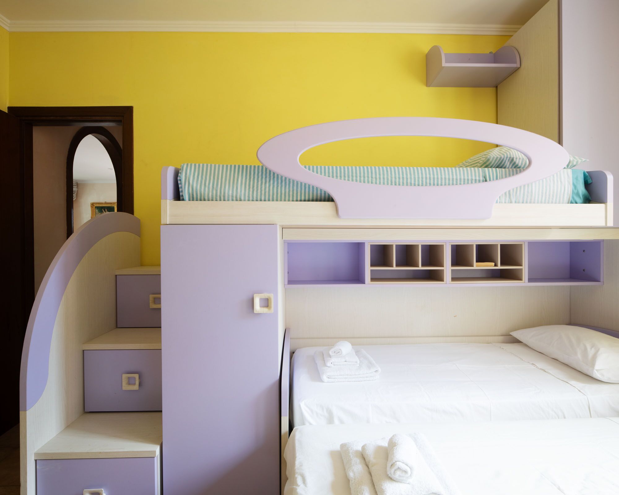 3 makuuhuonetta, tallelokero huoneessa, työpöytä, silitysrauta/-lauta