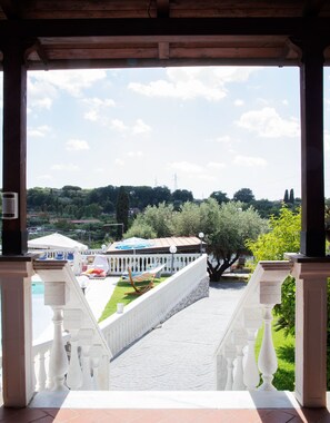 Property grounds - VILLA ENNIO ENTIRE VILLA WITH PRIVATE POOL JACUZZI SAUNA 10 MINUTES FROM ROME (Ciampino)
