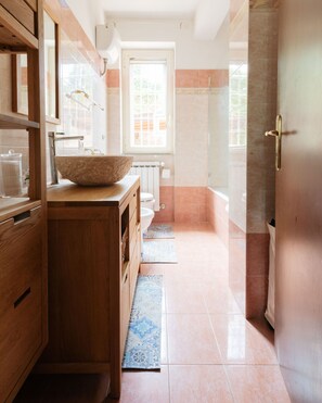 Een douche, een haardroger, een bidet, handdoeken