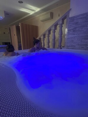 Indoor pool, outdoor pool - VILLA ENNIO PRIVATE SPA VILLA POOL JACUZZI SAUNA-YOGA RETREAT 10 MIN FROM ROME (Ciampino)