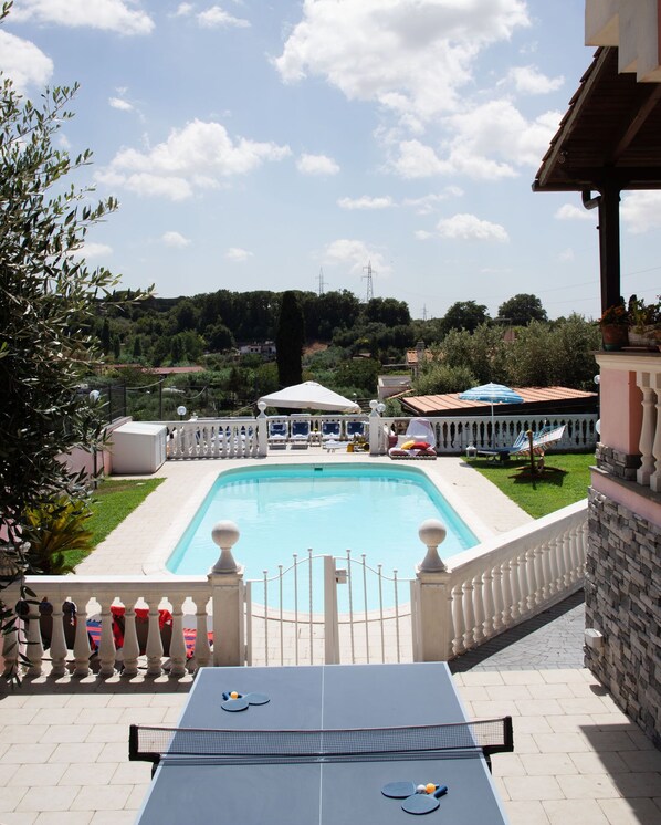 Een binnenzwembad, een buitenzwembad