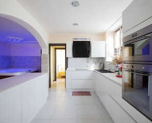 Fridge, microwave, oven, stovetop - VILLA ENNIO PRIVATE SPA VILLA POOL JACUZZI SAUNA-YOGA RETREAT 10 MIN FROM ROME (Ciampino)