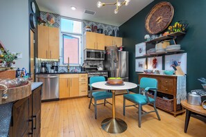 Fridge, microwave, oven, stovetop - Industrial Luxury Updated condo, 5 mins to Railyard, 7 mins to Plaza (Santa Fe)