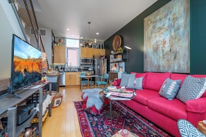 Smart TV, stereo - Industrial Luxury Updated condo, 5 mins to Railyard, 7 mins to Plaza (Santa Fe)