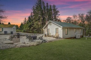 Outdoor dining - Colton's Cabin (Hawley)