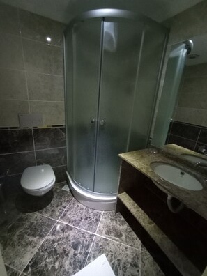 Quarto família | Banheiro | Chuveiro, produtos de toalete grátis, secador de cabelo 