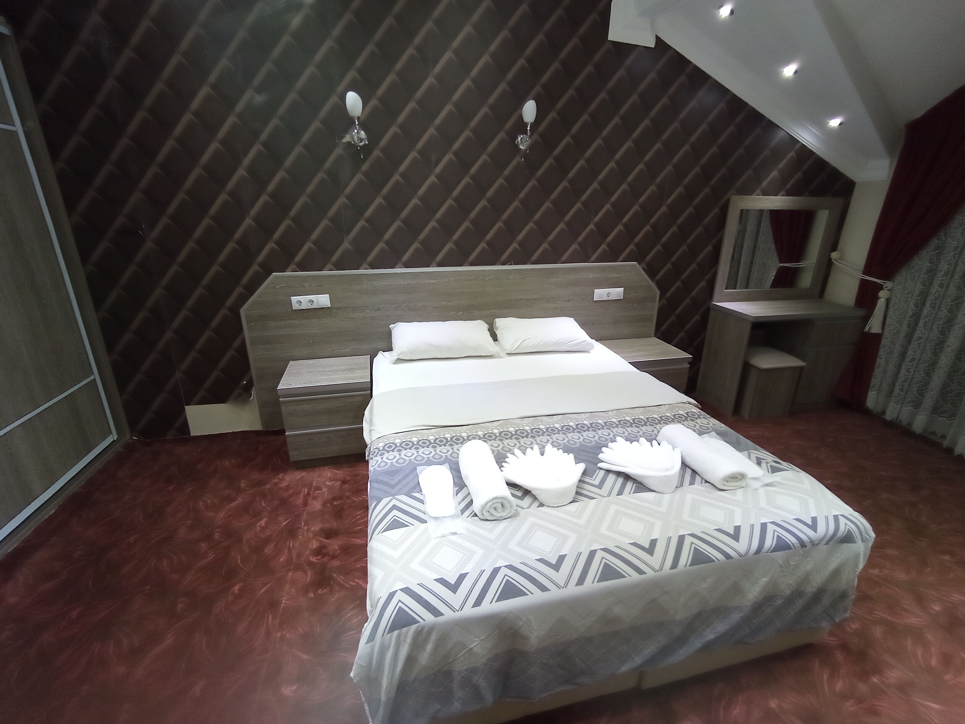 Minibar, escritorio, espacio para trabajar con laptop y wifi gratis 