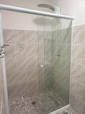 Family Chalet | Bathroom | Shower, toilet paper - Pousada Litoreza - Natureza e conforto em perfeita sintonia (Peruíbe)