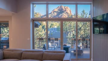 Smart TV, chimenea, videojuegos y reproductor de DVD