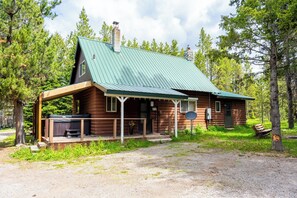 Exterior - Authentic Cozy Island Park Family Cabin w/ Hot Tub and near Yellowstone (Island Park)