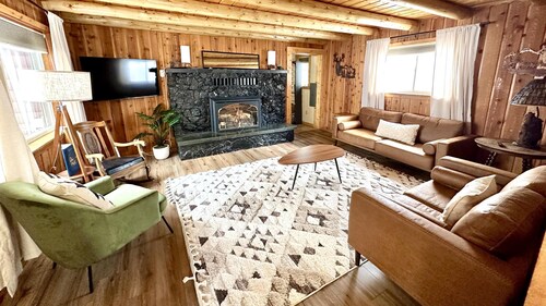 Authentic Cozy Island Park Family Cabin w/ Hot Tub and near Yellowstone