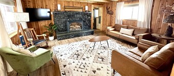 Authentic Cozy Island Park Family Cabin w/ Hot Tub and near Yellowstone