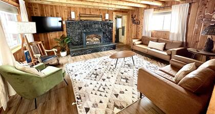 Authentic Cozy Island Park Family Cabin w/ Hot Tub and near Yellowstone