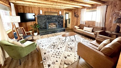 Authentic Cozy Island Park Family Cabin w/ Hot Tub and near Yellowstone