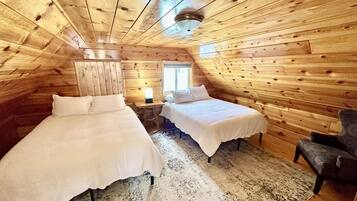 3 habitaciones, escritorio y tabla de planchar con plancha