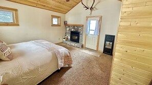 3 slaapkamers, een bureau, een strijkplank/strijkijzer, reisbedje