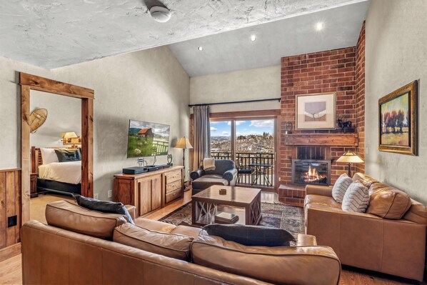 Televisión y chimenea 