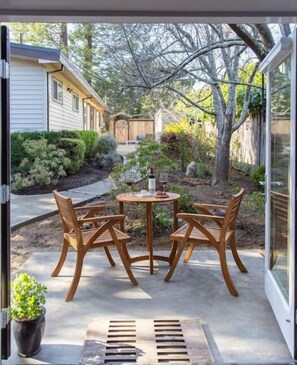 Outdoor dining - Modern Garden View Home w/ free parking, unique art & furniture: a Superhost (Mill Valley)
