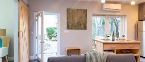 テレビ、DVD プレーヤー、書庫