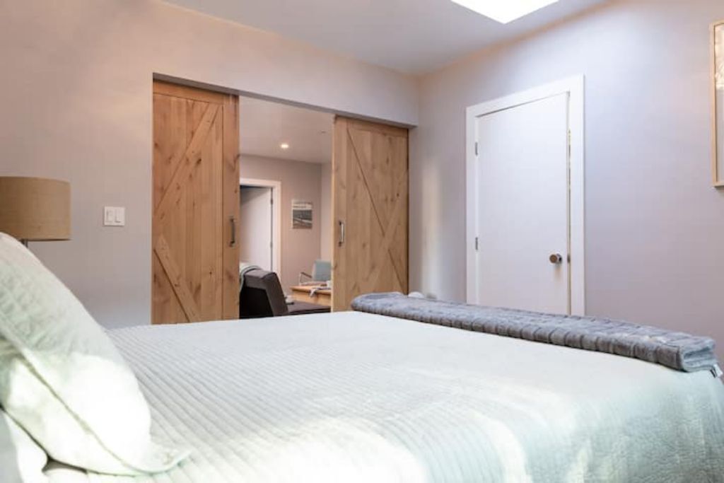 2 chambres, bureau, fer et planche à repasser, lit parapluie