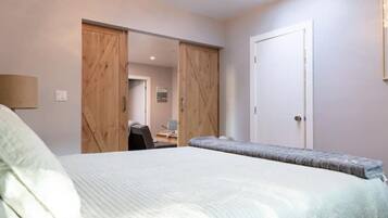 2 chambres, bureau, fer et planche à repasser, lit parapluie