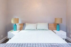 2 bedrooms, desk, iron/ironing board, travel crib - Modern Garden View Home w/ free parking, unique art & furniture: a Superhost (Mill Valley)