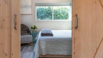 2 chambres, bureau, fer et planche à repasser, lit de bébé portatif