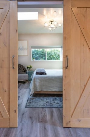 1 bedroom, desk, iron/ironing board, travel cot - Modern Garden View Home w/ free parking, unique art & furniture: a Superhost (Mill Valley)