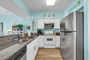 Fridge, microwave, oven, stovetop - Shores of the Panama #1811 (Panama City Beach)
