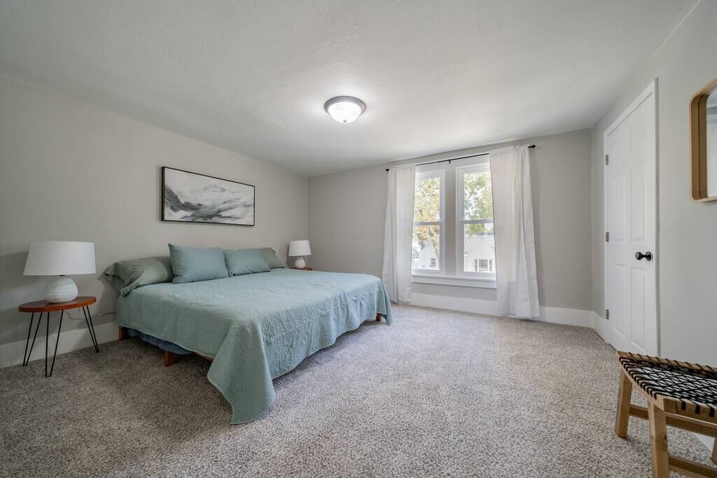 Spacious House w/ Beautiful Enclosed Porch