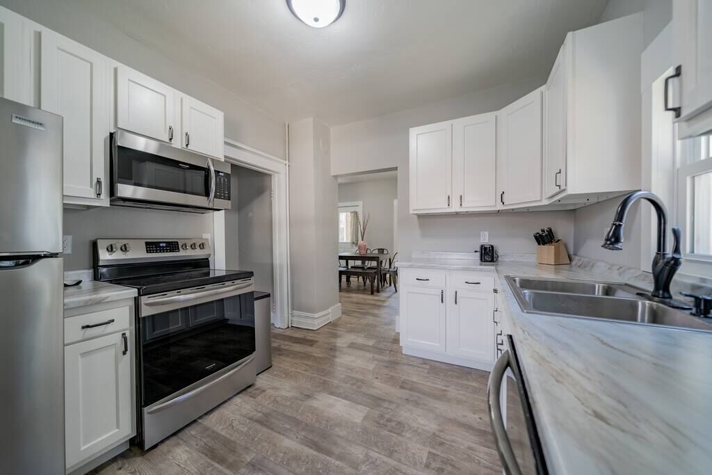 Spacious House w/ Beautiful Enclosed Porch