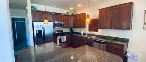 冷蔵庫、電子レンジ、オーブン、コンロ