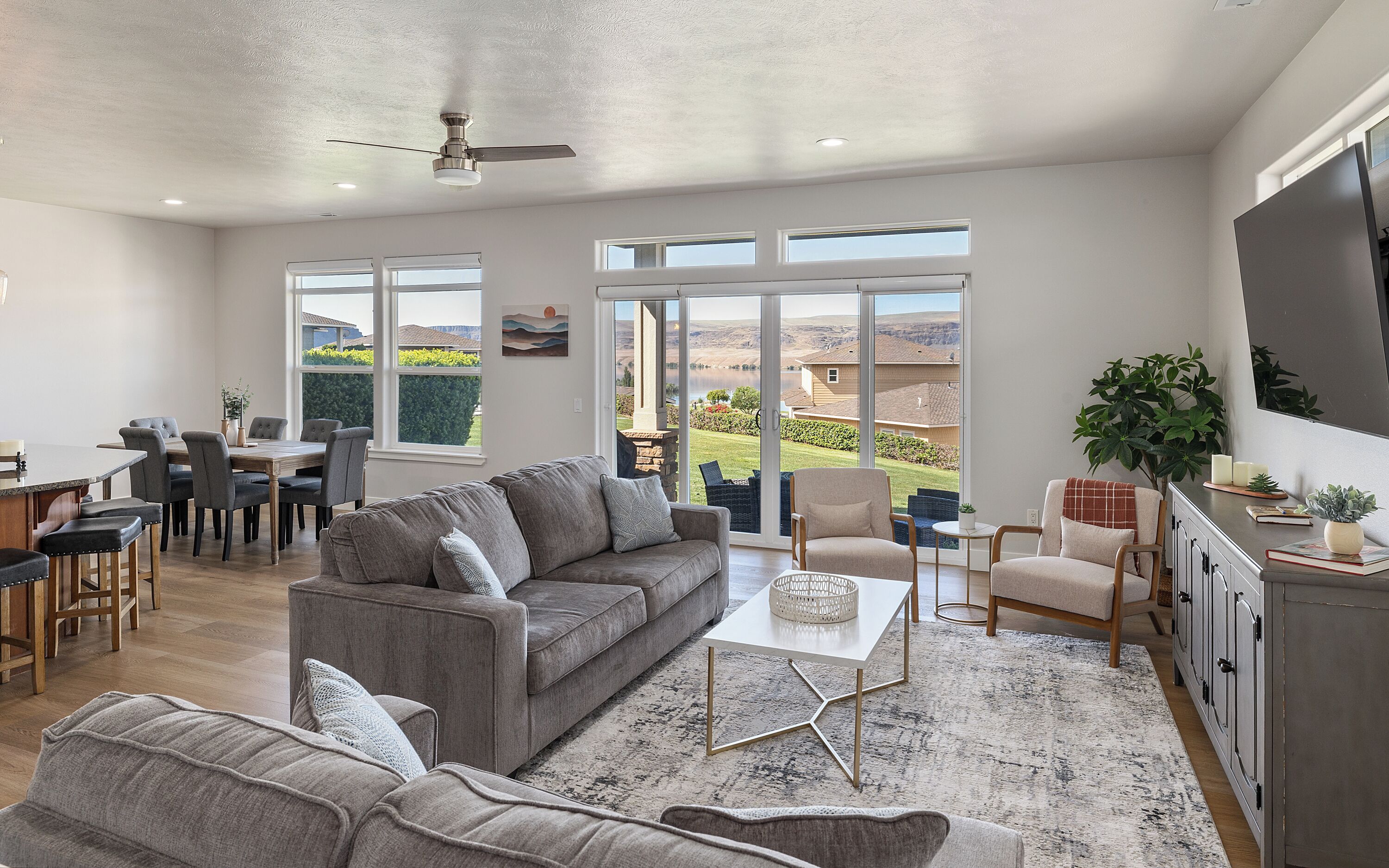 C66-Riverview with a shared hot tub steps away