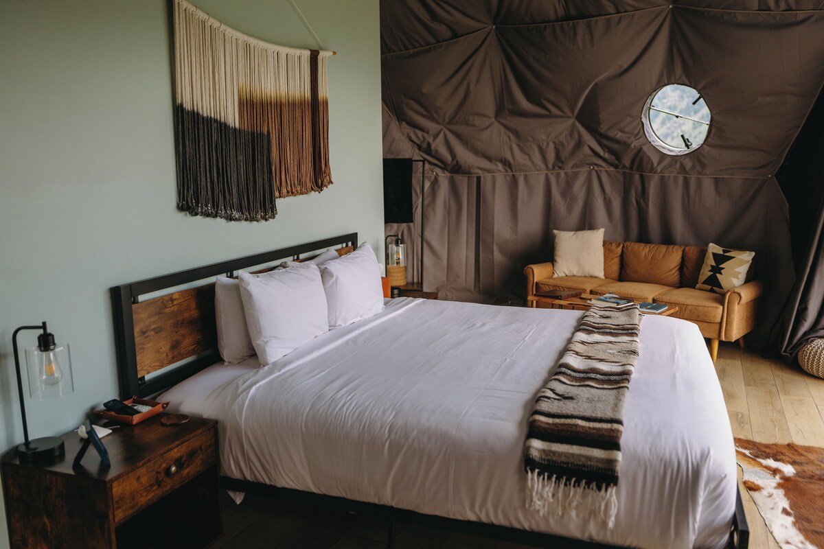 King GeoDome, Mountain View | Premium bedding, pillowtop beds, soundproofing, WiFi (free)