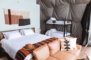 Family GeoDome, Mutipled Beds, Mountain View | Ylelliset vuodevaatteet, pillowtop-patjalliset sängyt, äänieristys