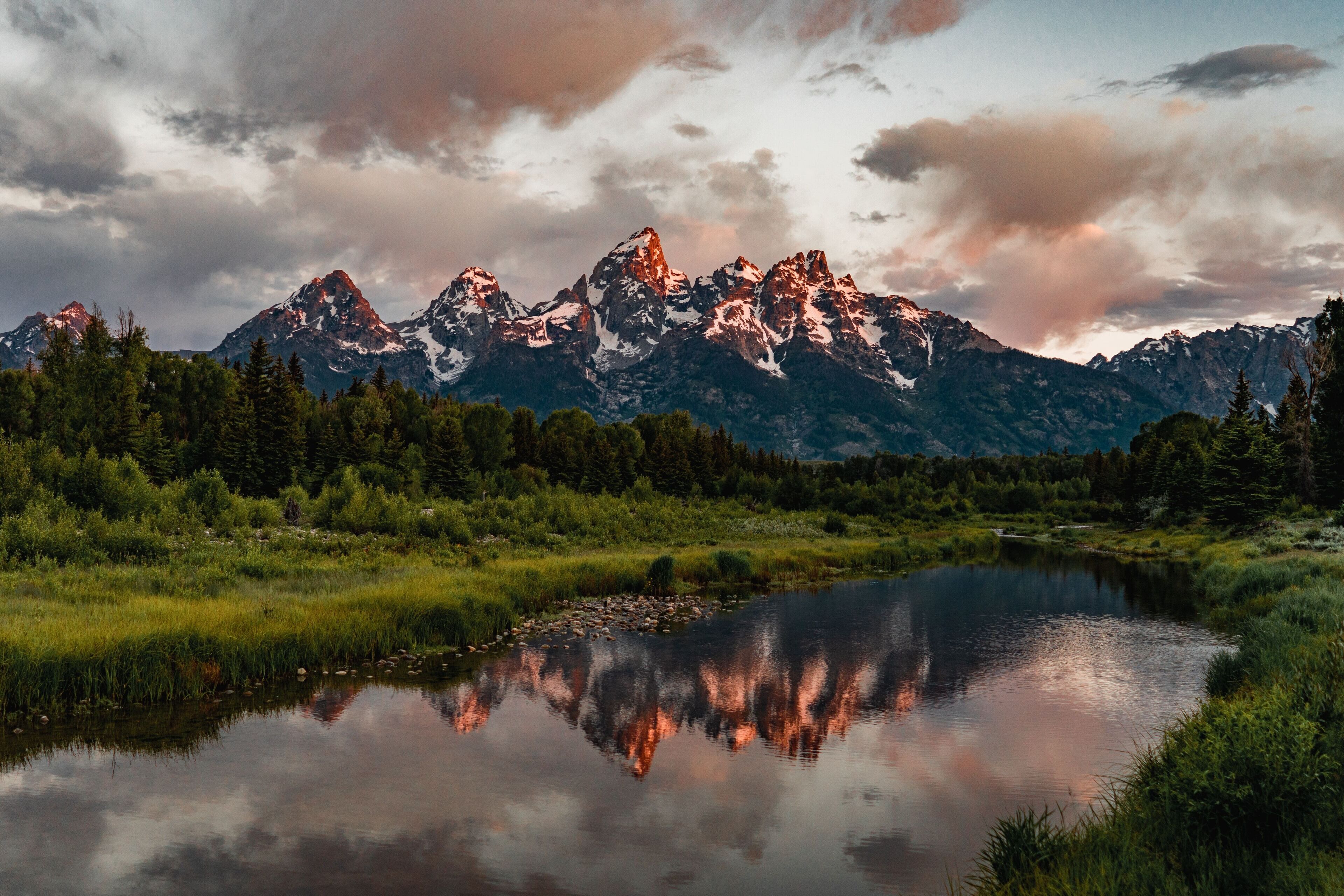 Paesaggio montano con un lago che riflette le cime.