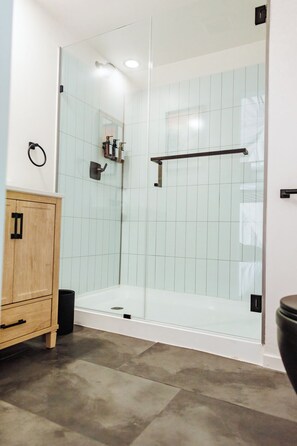 Shower, hair dryer, towels, soap - Tammah Jackson Hole (Wilson)