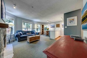 Smart TV, fireplace - True Ski In/out Whistler Condo (Whistler)