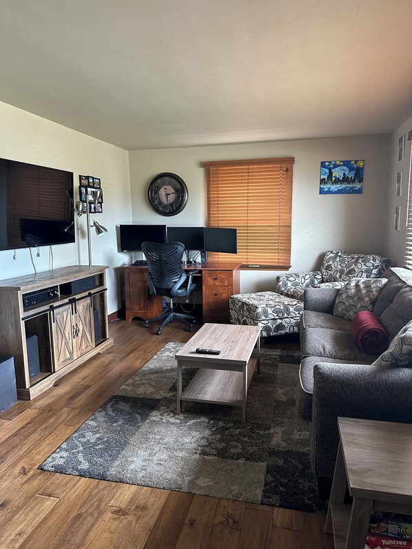 Smart-TV, Tischfußball, Bücher, Stereoanlage