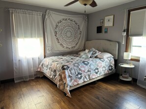 4 Schlafzimmer, Schreibtisch, Bügeleisen/Bügelbrett, Reisekinderbett