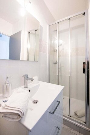 Dusche, Haartrockner, Handtücher