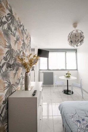 Iron/ironing board, internet, bed sheets