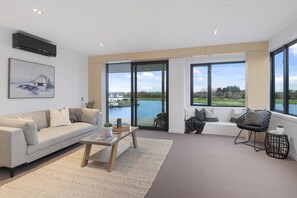 Superior Apartment | Ruang tamu | 55 inci sebuah televisyen pintar dengan digital, TV 