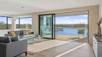 Executive appartement | Woonruimte | Een 55-inch smart-tv met digitale zenders en televisie