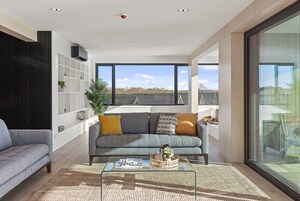 Apartemen Eksekutif | Area keluarga | Smart TV 55-inci dengan saluran TV digital dan TV