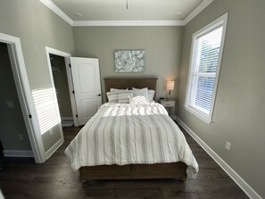 2 bedrooms, iron/ironing board, travel crib, free WiFi - Serenity on the Water - Free Dock Access - Water Access - No Cleaning Fee (Mary Esther)