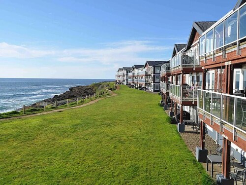 Gorgeous Pacific Coast 3 Bedroom --Watch Whales from the Breakfast Table