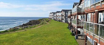 Gorgeous Pacific Coast 3 Bedroom --Watch Whales from the Breakfast Table
